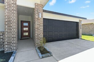 14826 Cold Water Dr in Old River-Winfree, TX - Building Photo - Building Photo