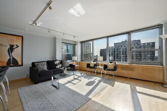 1255 N Sandburg Terrace in Chicago, IL - Building Photo - Building Photo