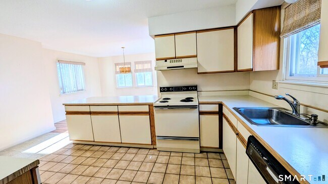 69 Northwest Dr in Plainville, CT - Building Photo - Building Photo