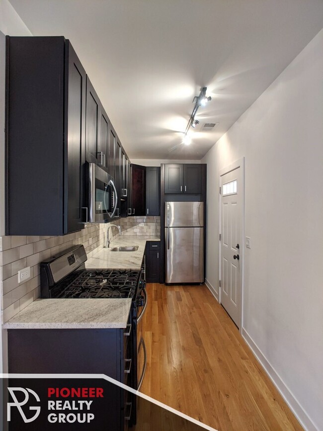 2211 W Eastwood Ave, Unit 3 in Chicago, IL - Building Photo - Building Photo