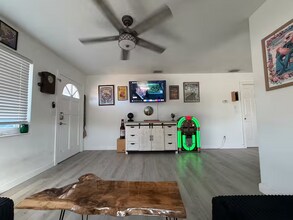 5758 20th Ave N in St. Petersburg, FL - Foto de edificio - Building Photo