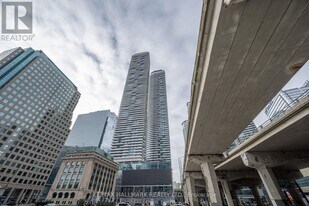 100 Harbour St in Toronto, ON - Building Photo