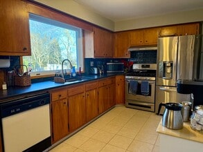 12 Holiday Dr in Fairhaven, MA - Building Photo - Building Photo