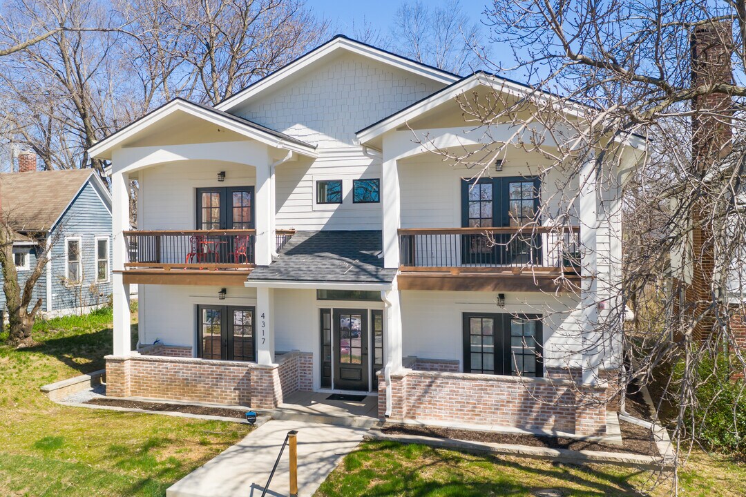 4317 Holly St in Kansas City, MO - Foto de edificio