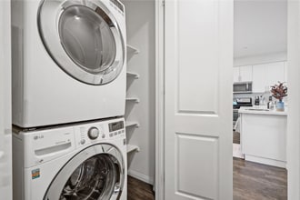 4720 E Washington Ave in Orange, CA - Foto de edificio - Building Photo