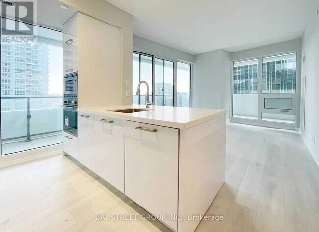 2221 Yonge St in Toronto, ON - Building Photo - Building Photo