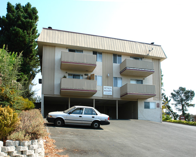 Benicia Heights Apartments in Benicia, CA - Foto de edificio - Building Photo