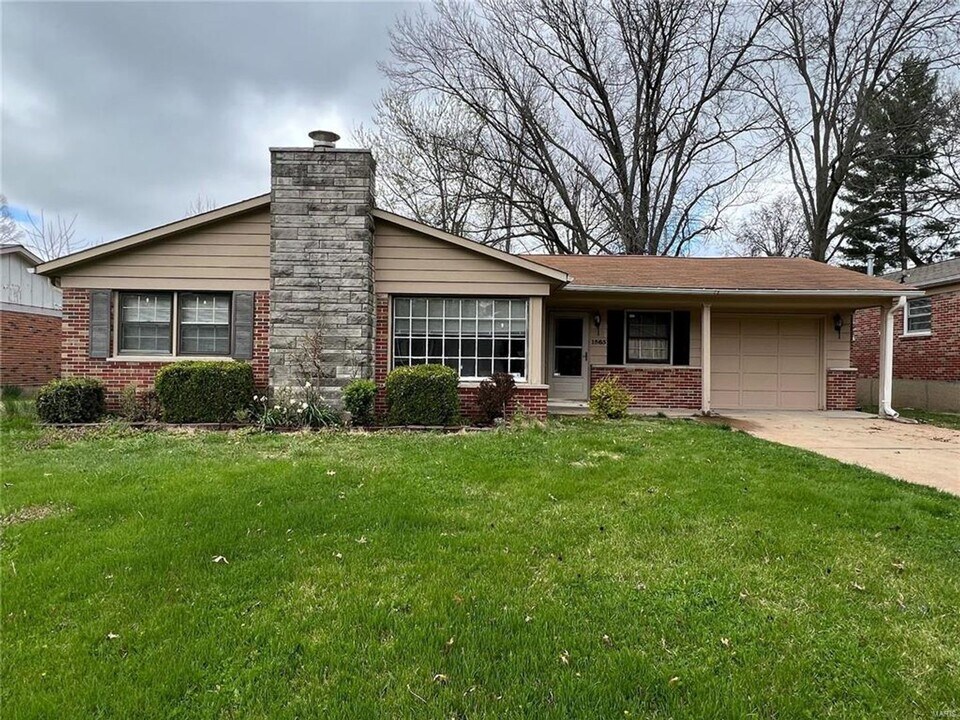 1565 Zurich Dr in Florissant, MO - Building Photo