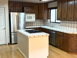 2219 Hamilton Ave in San Bruno, CA - Foto de edificio - Building Photo