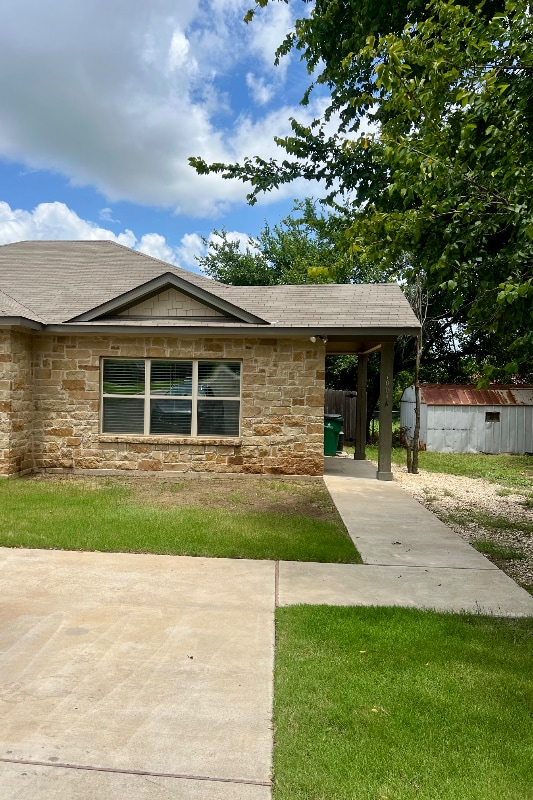 property at 1003 W 2nd St
