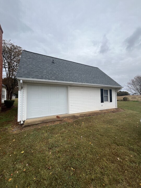 3864 W Hwy 27 in Lincolnton, NC - Building Photo