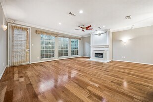4443 Castle Ct Pl in Houston, TX - Building Photo