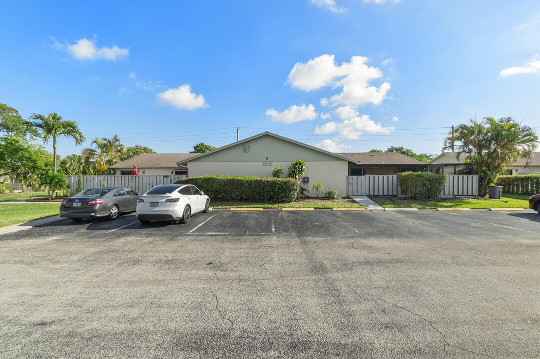 8016 Ambach Way-Unit -18d in Hypoluxo, FL - Foto de edificio