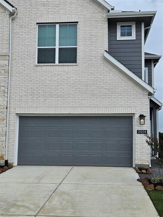 21234 Black Gap Wildlife Dr in Cypress, TX - Building Photo