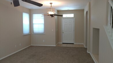 82 W Tivoli Ln in Clovis, CA - Building Photo - Building Photo