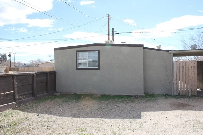 521 Atkins St in Ridgecrest, CA - Foto de edificio - Building Photo