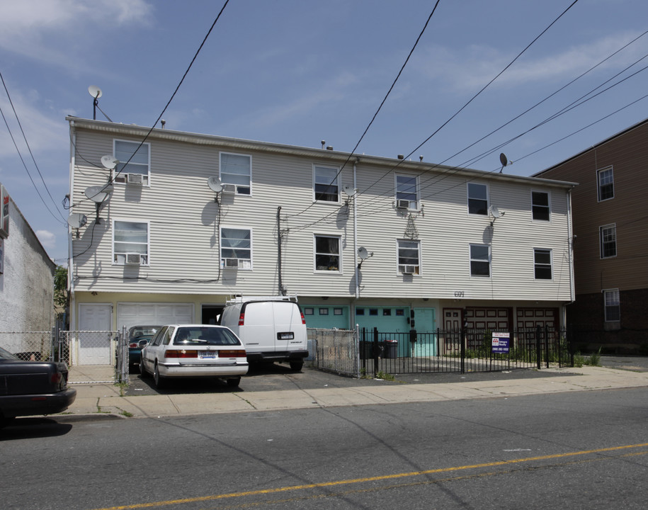 609-613 E Jersey St in Elizabeth, NJ - Building Photo