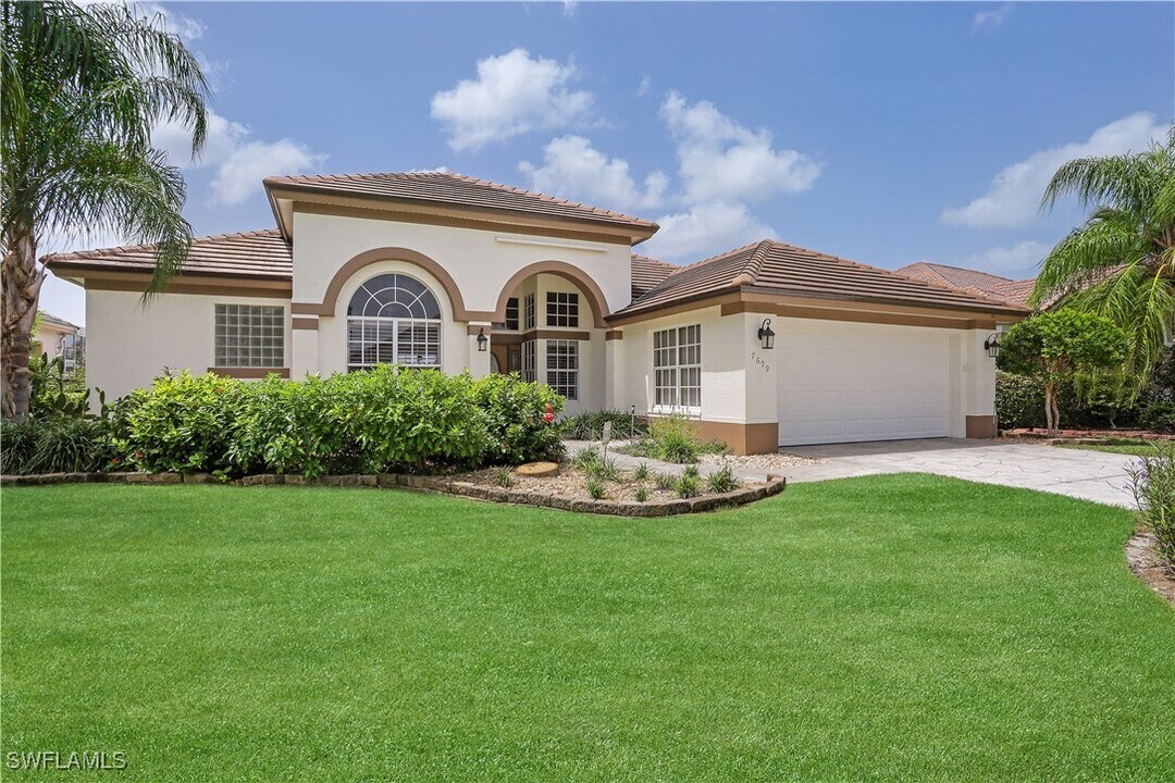 7699 Groves Rd in Naples, FL - Building Photo