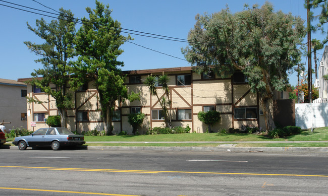 7117 Coldwater Canyon Ave in North Hollywood, CA - Building Photo - Building Photo