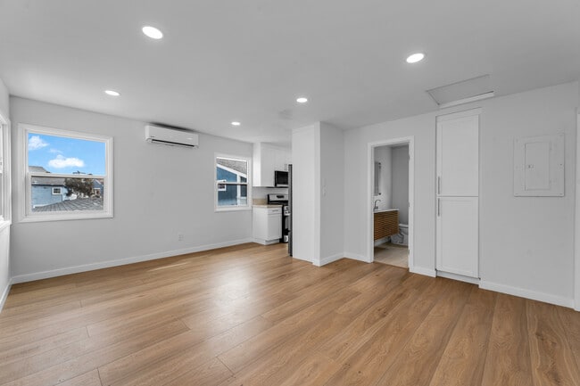 2637 Strandway in San Diego, CA - Foto de edificio - Building Photo