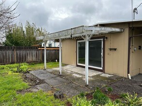 2360 D St in Springfield, OR - Building Photo - Building Photo