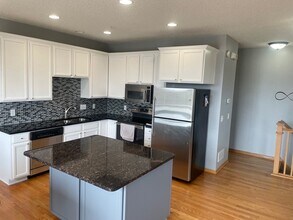 13642 Brick Path in Rosemount, MN - Foto de edificio - Building Photo