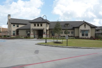 The Oaks at Baywood in Pasadena, TX - Building Photo - Building Photo