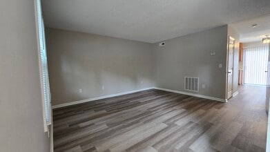 Wellington Place in Hickory, NC - Building Photo - Building Photo