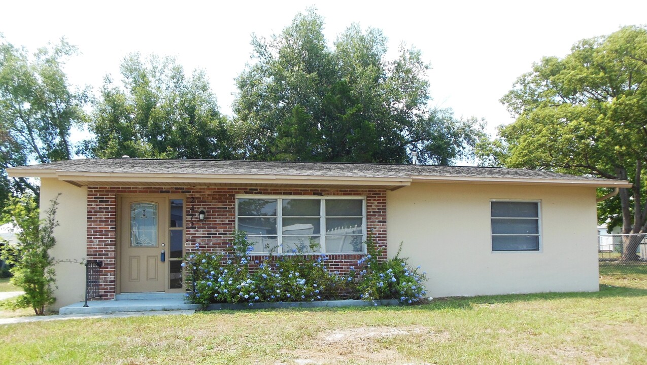 2472 Evergreen Ave in Deltona, FL - Building Photo
