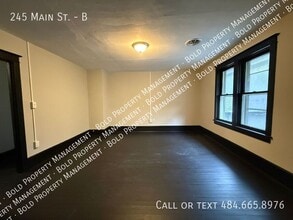245 E Main St in Tremont, PA - Foto de edificio - Building Photo