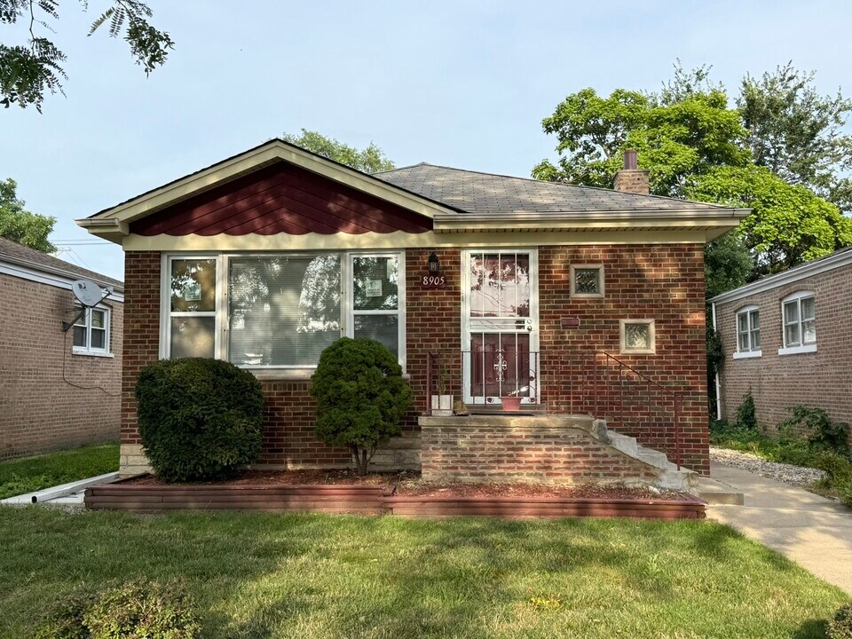 8905 S Greenwood Ave in Chicago, IL - Building Photo
