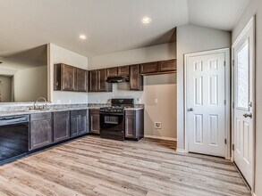 1913 W Oak Valley Way in Mustang, OK - Building Photo - Building Photo