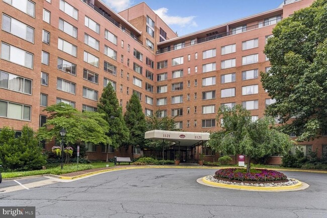 property at 1121 Arlington Blvd