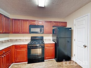 605 Lake Dr SW in Snellville, GA - Foto de edificio - Building Photo