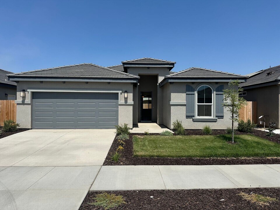 15864 W Ashli Ave in Kerman, CA - Building Photo
