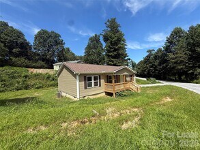 204 Oscelake Way in Hendersonville, NC - Building Photo - Building Photo