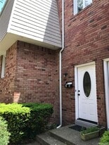 2 Graywood Rd in Port Washington, NY - Building Photo