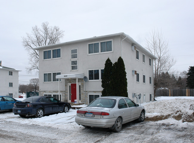 8953 Duwayne Ave in Lexington, MN - Foto de edificio - Building Photo