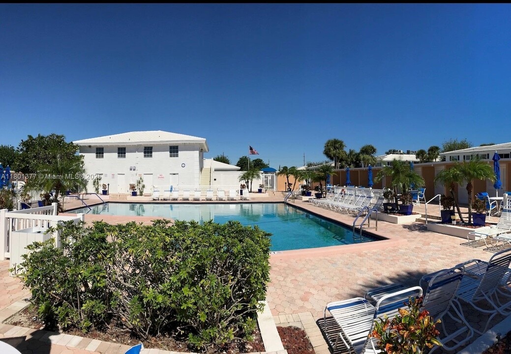 2201 NE 66th St in Fort Lauderdale, FL - Building Photo