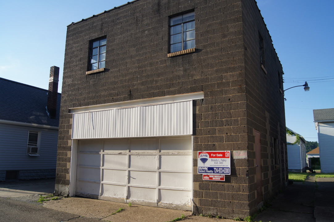 406 Linden St in Vandergrift, PA - Building Photo