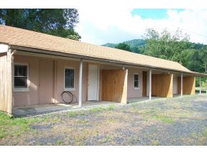 Cloudland St in Roan Mountain, TN - Building Photo