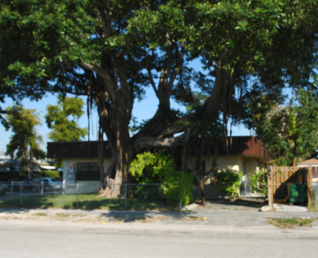 2237 Taylor St in Hollywood, FL - Building Photo - Building Photo