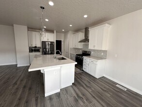 121 N Independence Way in Saratoga Springs, UT - Building Photo - Building Photo