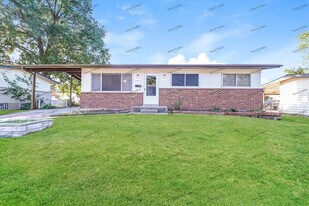 2240 Hummingbird Dr in Florissant, MO - Building Photo