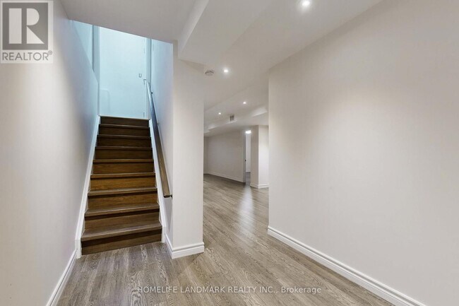 92 Barnwood Dr in Richmond Hill, ON - Building Photo - Building Photo