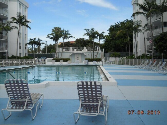 498 NW 165th St in Miami, FL - Building Photo - Building Photo