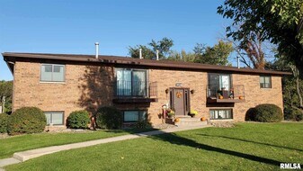 709 Crosstown Ave, Unit 101 in Silvis, IL - Building Photo