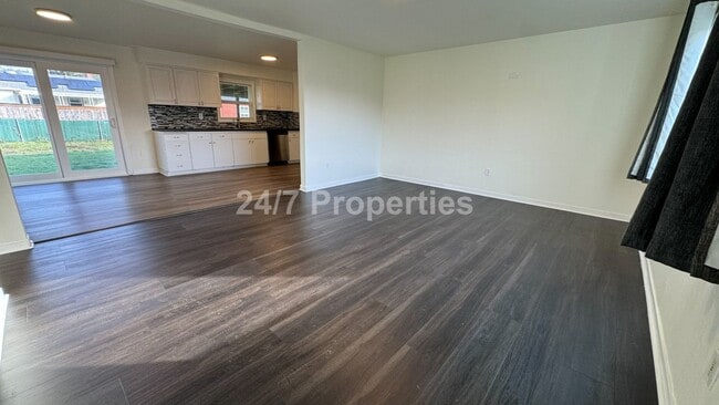 10445 SE Mitchell St in Portland, OR - Building Photo - Building Photo