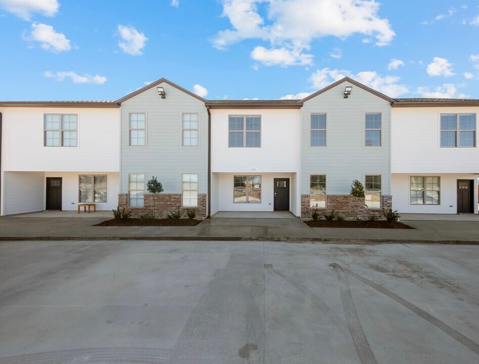 139 Iberia St, Unit J in Youngsville, LA - Foto de edificio