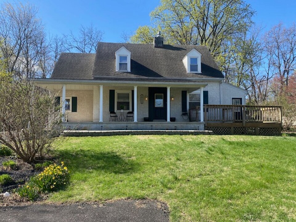 1058 Riverside Dr in Pottstown, PA - Building Photo